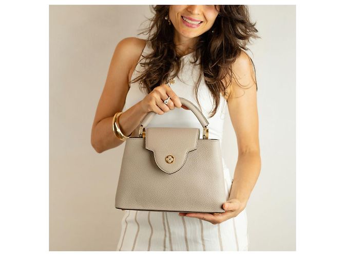 Louis Vuitton Borsa Capucines BB Taurillon Leather Beige - vista 3