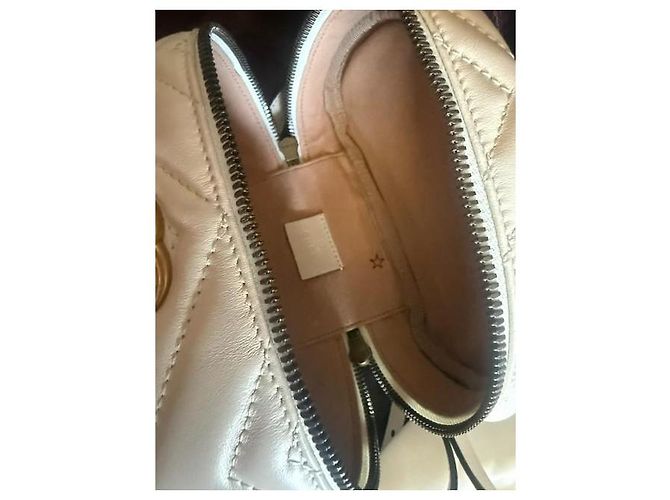 Mochila Gucci Marmont em couro branco acolchoado - vista 4