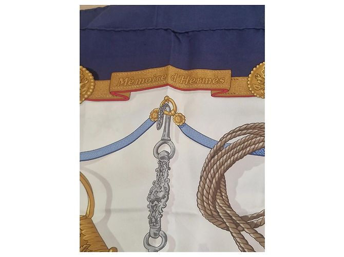 Hermès "Mémoire d'Hermès" Pañuelo de seda 90cm Castaño Blanco Azul Dorado Gold hardware - vista 5