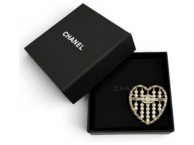Spilla Coco Mark Matelassé Heart di CHANEL Bianco D'oro - vista 2