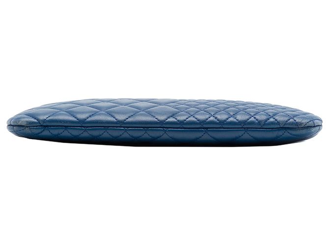 Chanel Blue Medium Bi Quilted Lambskin O Case Clutch - vista 3