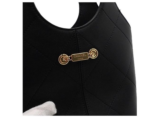 Chanel Piccola borsa tote in pelle di vitello nera con logo CC dorato Nero - vista 10