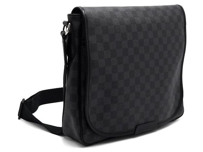 Louis Vuitton Borsa a tracolla Messenger Daniel MM in tela Damier Graphite Marrone - vista 3