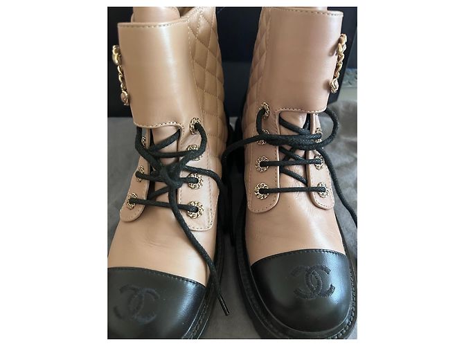 Chanel Stivaletti combat in pelle trapuntata Beige e Nero - vista 5