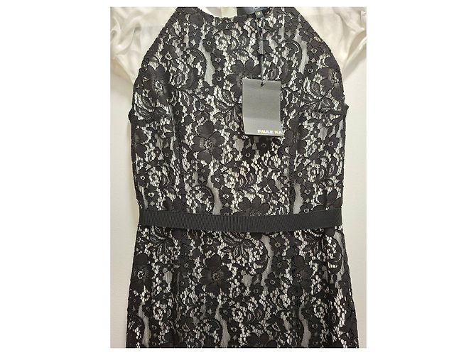 Paule Ka Spitzenkleid in Schwarz-Weiß - Ansicht 2