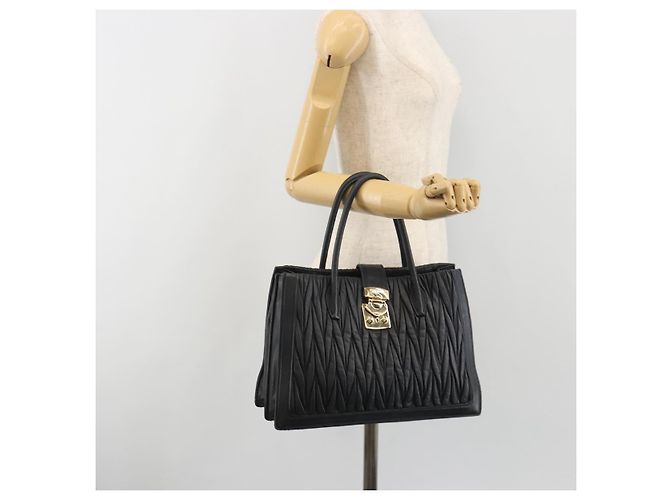 Borsa a mano Miu Miu Matelasse in pelle nera e oro Auth bs36292 Nero D'oro - vista 26