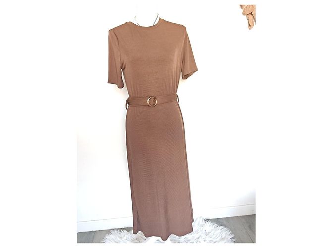 Autre Marque Cider Braunes Rippstrick Maxi-Kleid mit Gürtel - Ansicht 17