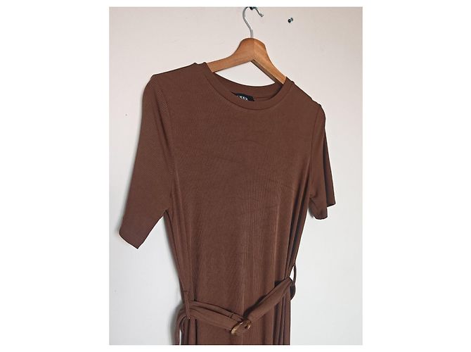 Autre Marque Cider Braunes Rippstrick Maxi-Kleid mit Gürtel - Ansicht 9