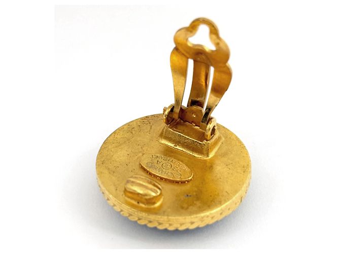 Pendientes de clip Chanel en baño de oro Negro Dorado - vista 3