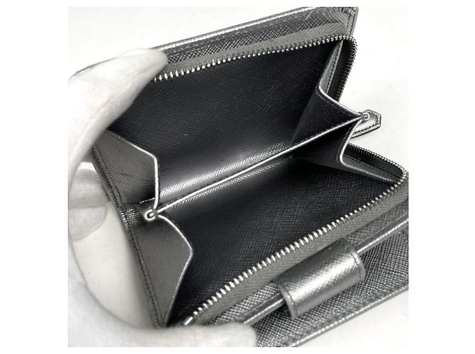 Cartera de doble pliegue en cuero Saffiano plateado Prada Plata - vista 6