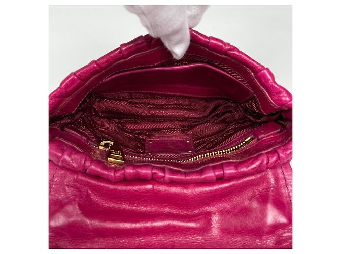 Sac à main en cuir plissé rose Prada - vue 8