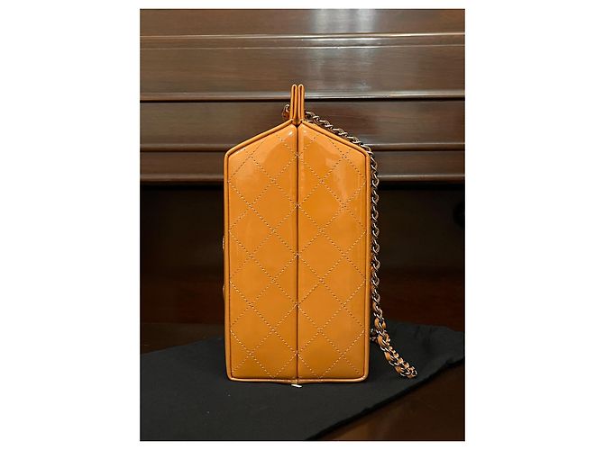 Borsa Chanel Milk Carton Arancione in pelle vernice - vista 3