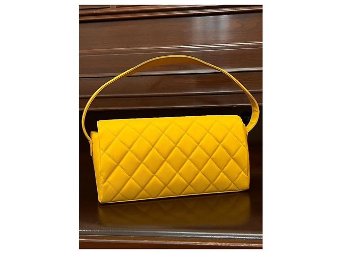 Chanel Borsa a Tracolla Trapuntata Nylon Gialla Giallo - vista 3