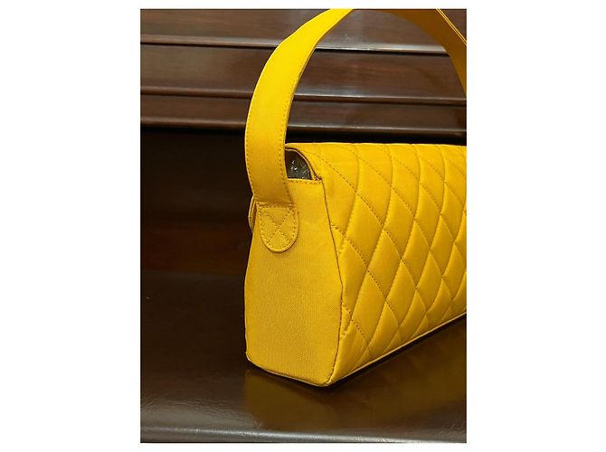 Chanel Borsa a Tracolla Trapuntata Nylon Gialla Giallo - vista 4