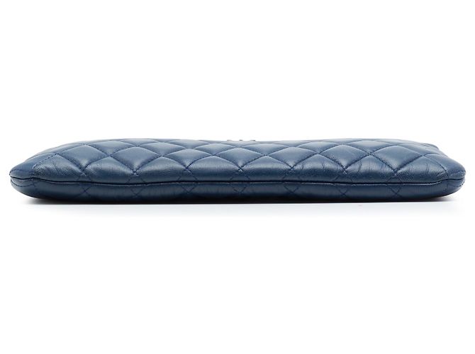 Clutch Chanel Blue Medium Quilted Lambskin Boy O Case Blu navy - vista 3