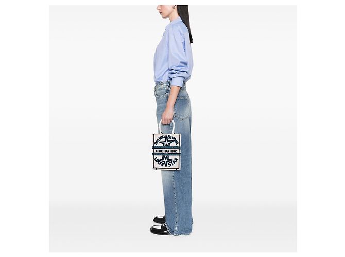 Dior Vertical Book Tote Lucky Star aus weißer bestickter Canvas - Ansicht 6