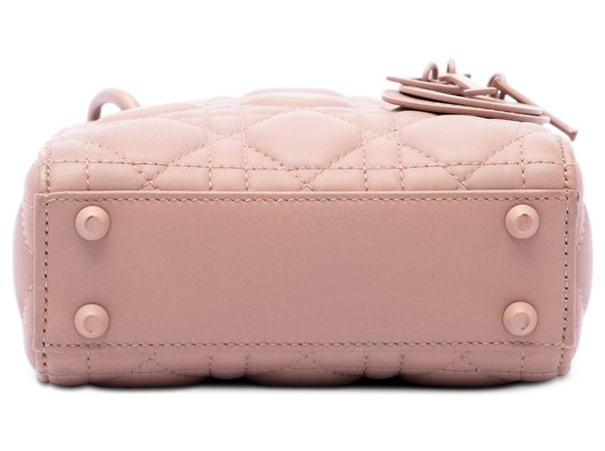 Lady Dior Cannage in micro pelle di vitello ultra opaca rosa di Dior D'oro - vista 3