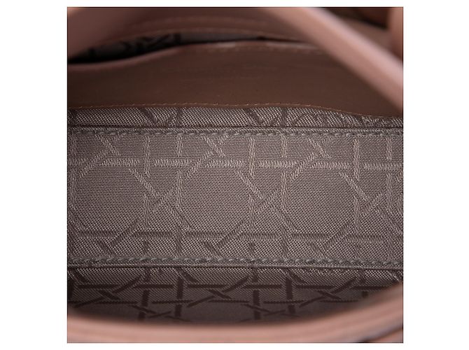 Lady Dior Cannage in micro pelle di vitello ultra opaca rosa di Dior D'oro - vista 4