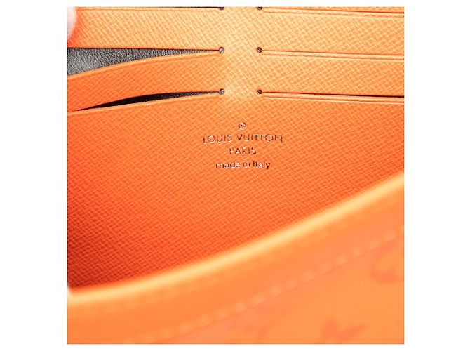 Louis Vuitton Orange Monogram Taigarama Pochette Voyage MM Arancione - vista 5