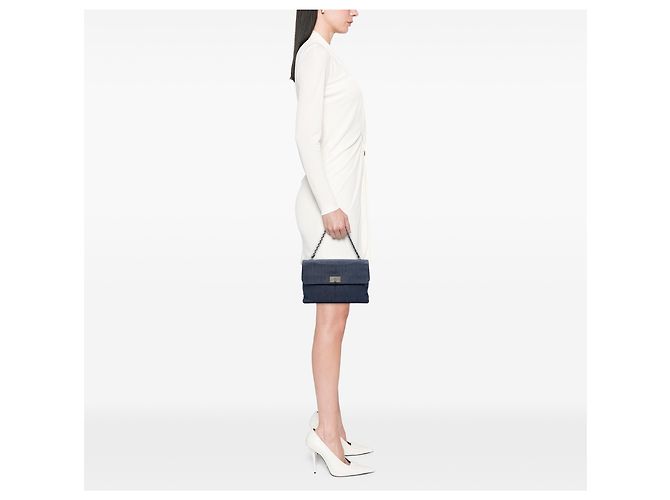 Mademoiselle Chanel Blue Chocolate Bar Denim Reissue 2.55 Flap - vista 6