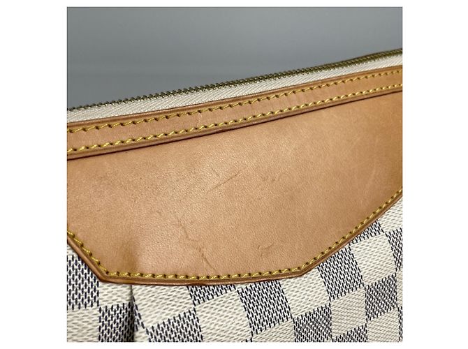 Bolsa Transversal e de Ombro Louis Vuitton Siracusa MM Branco - vista 4