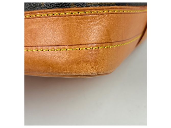Borsa a tracolla Louis Vuitton Noe Marrone - vista 3