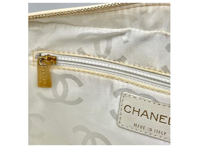 Borsa Chanel in vernice beige - vista 9