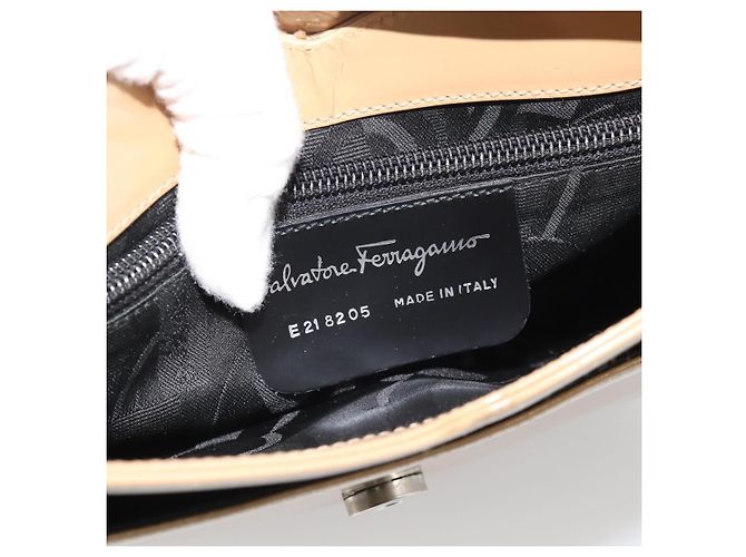 Salvatore Ferragamo Gancini in pelle lucida Beige - vista 6