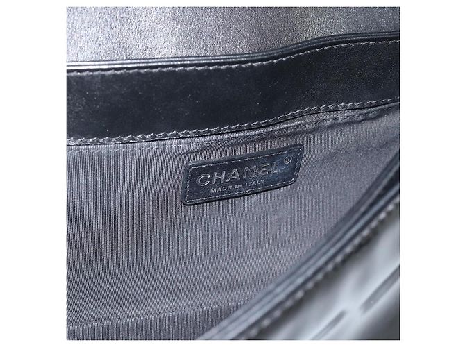 Chanel Boy Flap in pelle vernice Old medium (25) Nero - vista 6