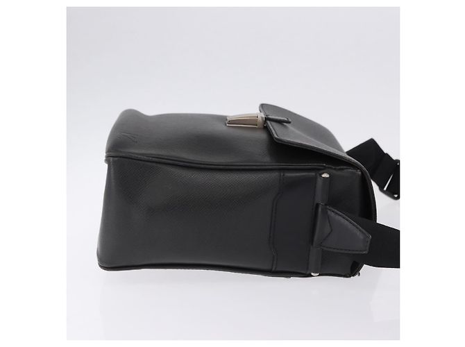 Louis Vuitton Yaranga Messenger Taiga Leather Medium Schwarz - Ansicht 3