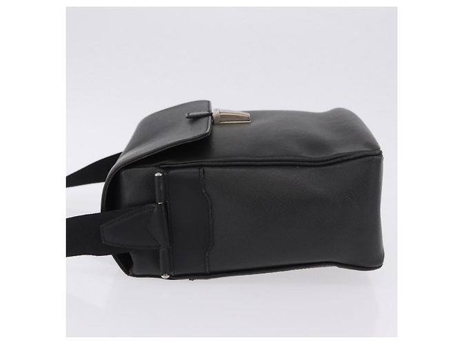 Louis Vuitton Yaranga Messenger Taiga Leather Medium Schwarz - Ansicht 4