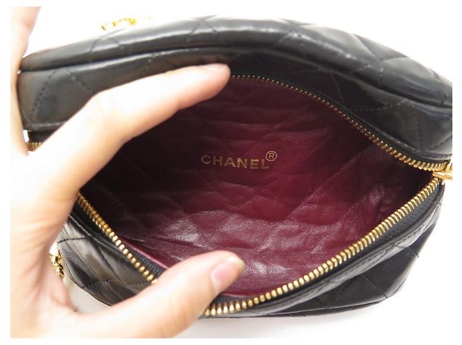 VINTAGE CHANEL Schwarzer gesteppter Leder-Gürtelbeutel - Ansicht 9