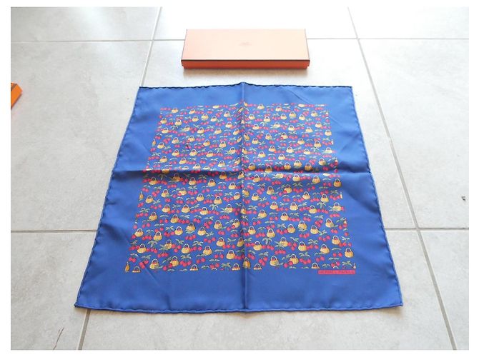 Bufanda de seda Hermès 'Cerezas' Roja Azul Amarillo - vista 2
