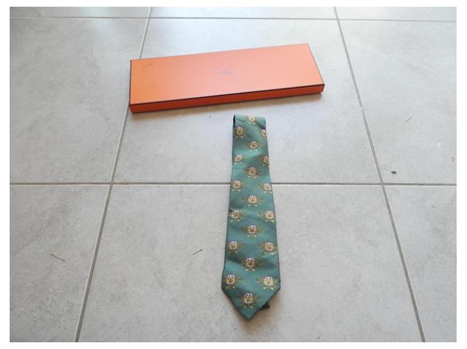 Cravatta Hermès in seta verde con motivo Gold hardware - vista 3