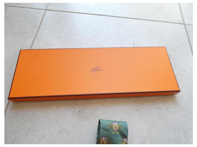 Cravatta Hermès in seta verde con motivo Gold hardware - vista 4