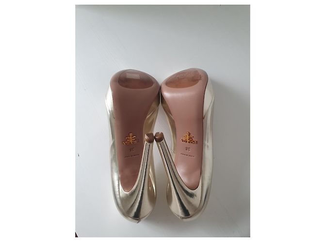 Scarpe con tacco Prada dorate D'oro - vista 13