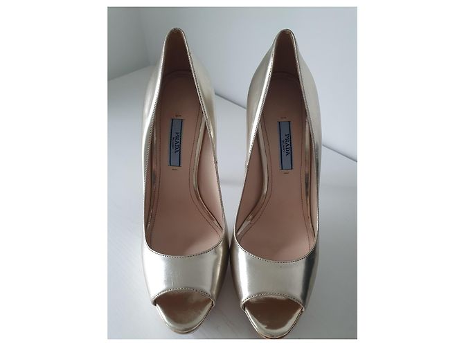 Scarpe con tacco Prada dorate D'oro - vista 6