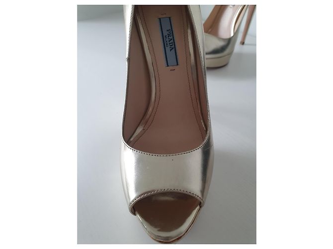 Scarpe con tacco Prada dorate D'oro - vista 9