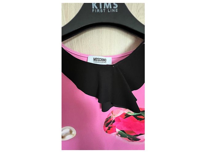 Top rosa con estampado gráfico Moschino Cheap and Chic Negro Blanco Amarillo Metálico - vista 3