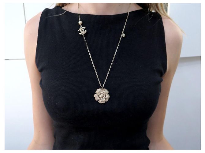 COLLANA CHANEL PENDENTE CAMELIA LOGO CC E STRASS 2012 METALLO DORATO D'oro - vista 11