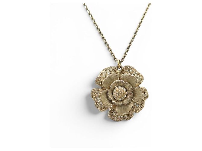 COLLANA CHANEL PENDENTE CAMELIA LOGO CC E STRASS 2012 METALLO DORATO D'oro - vista 2