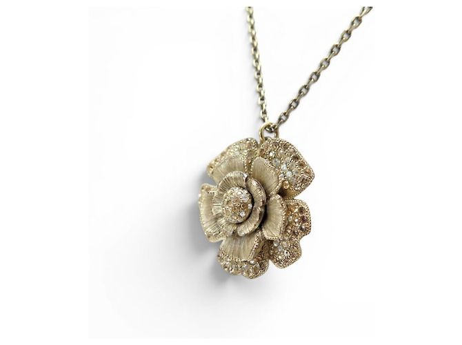 COLLANA CHANEL PENDENTE CAMELIA LOGO CC E STRASS 2012 METALLO DORATO D'oro - vista 3