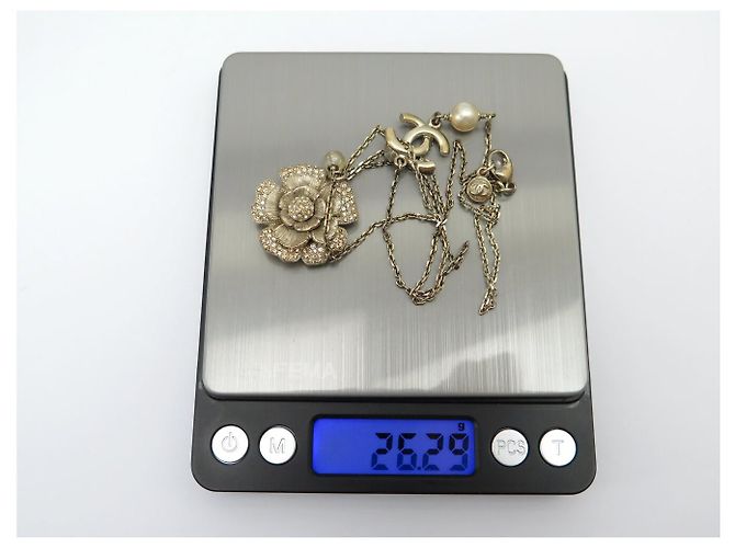 COLLANA CHANEL PENDENTE CAMELIA LOGO CC E STRASS 2012 METALLO DORATO D'oro - vista 7