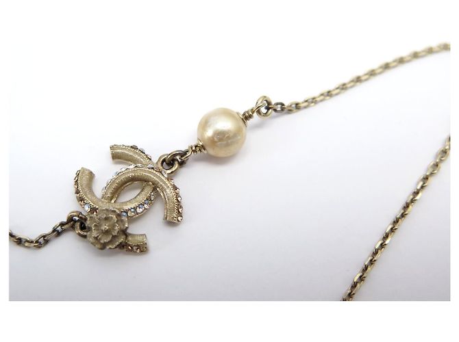 COLLANA CHANEL PENDENTE CAMELIA LOGO CC E STRASS 2012 METALLO DORATO D'oro - vista 9