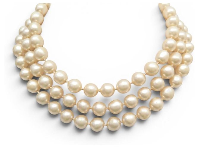 COLLAR VINTAGE CHANEL 1994 CON 3 HILAS DE PERLAS Y CIERRE LOGO CC Crudo - vista 2