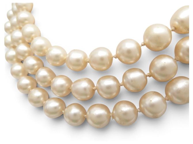 COLLAR VINTAGE CHANEL 1994 CON 3 HILAS DE PERLAS Y CIERRE LOGO CC Crudo - vista 3