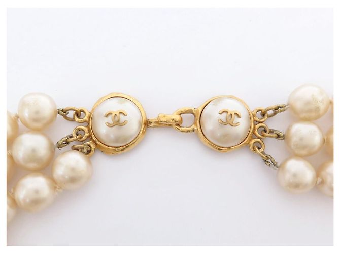 COLLAR VINTAGE CHANEL 1994 CON 3 HILAS DE PERLAS Y CIERRE LOGO CC Crudo - vista 4