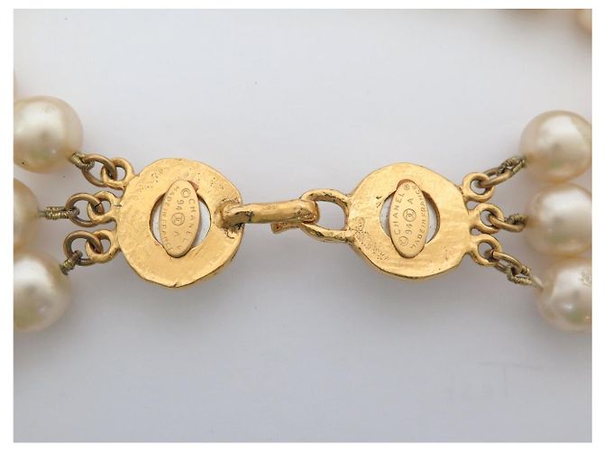 COLLAR VINTAGE CHANEL 1994 CON 3 HILAS DE PERLAS Y CIERRE LOGO CC Crudo - vista 5
