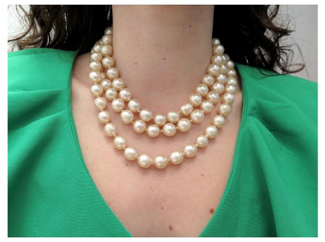 COLLAR VINTAGE CHANEL 1994 CON 3 HILAS DE PERLAS Y CIERRE LOGO CC Crudo - vista 8