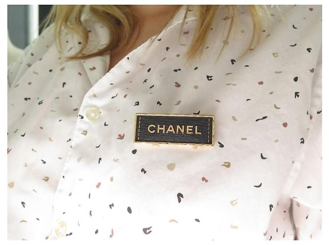NEUE CHANEL LOGO PLAQUE BROCHE LEDER GOLDENES METALL Schwarz - Ansicht 10